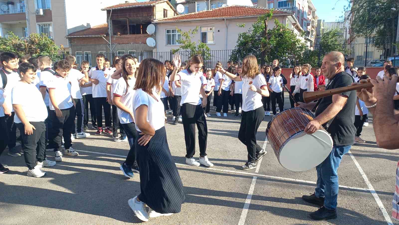 Edirne’de öğrenciler, davul-zurna eşliğinde okula başladı
