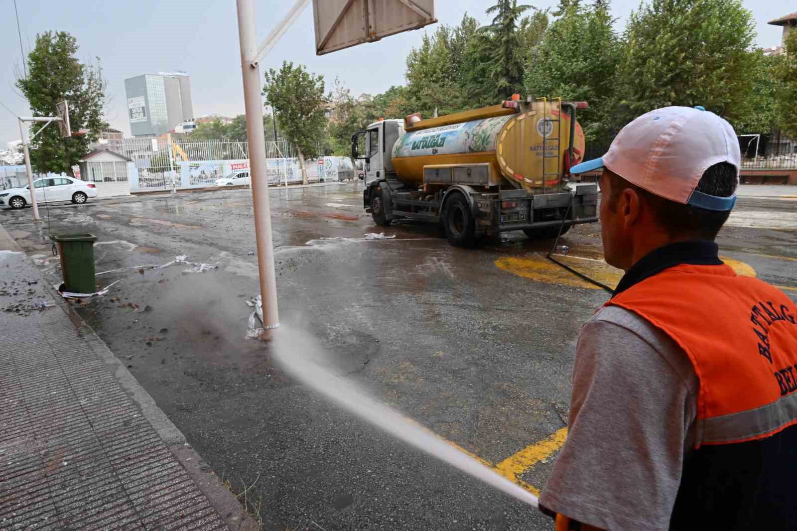 Battalgazi’de okul bahçeleri temizlendi
