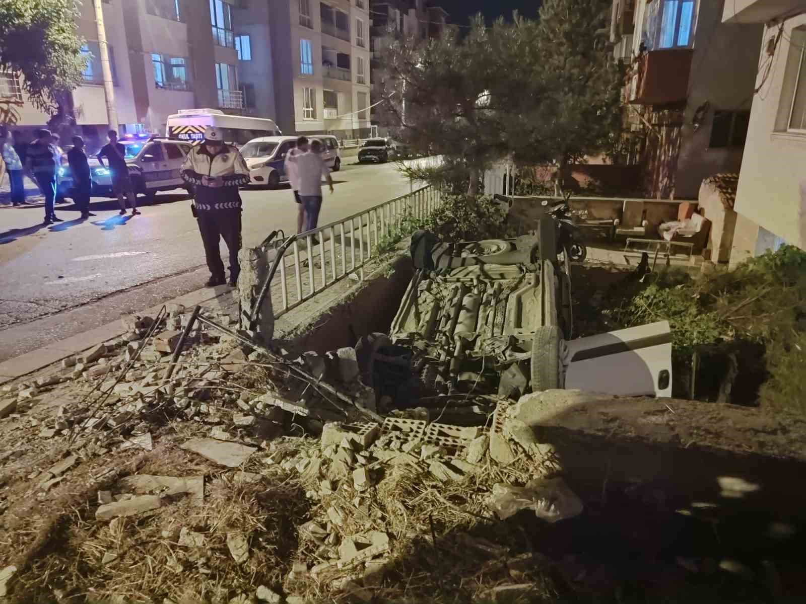 Alkollü sürücü aracıyla apartmanın bahçesine uçtu
