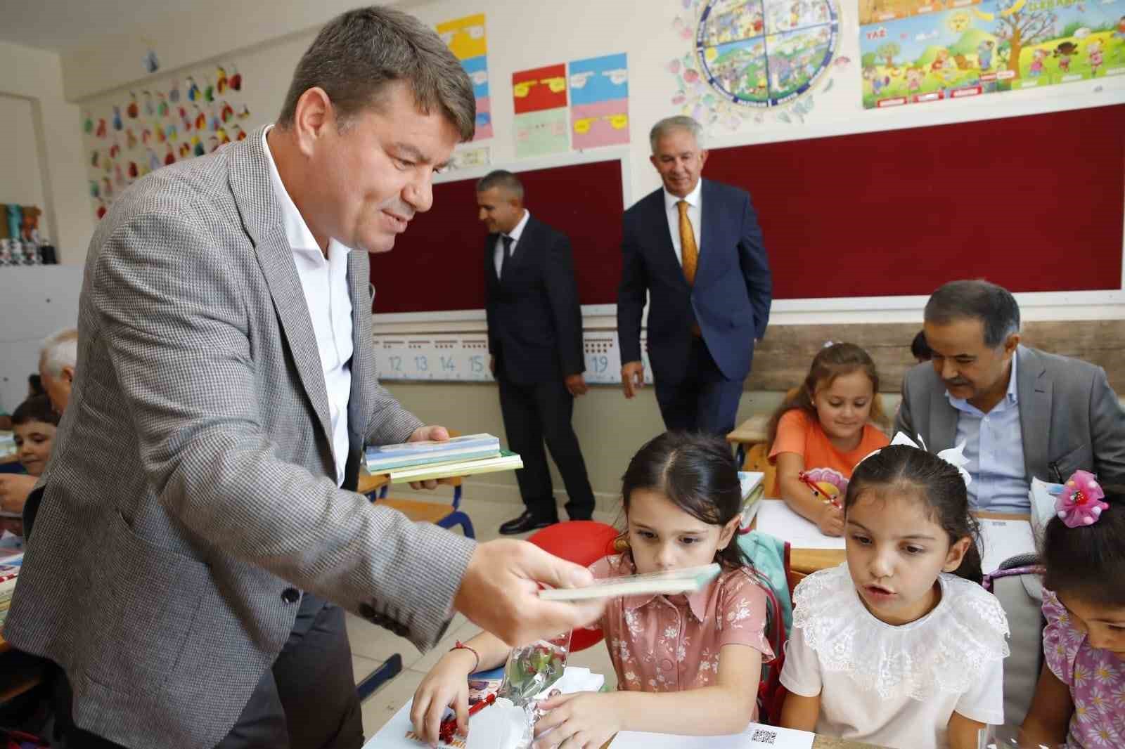 Başkan Dinçer, okulun ilk gününde öğrenci ve öğretmenleri yalnız bırakmadı
