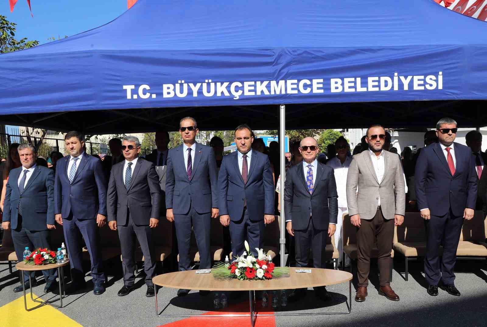 Büyükçekmece Belediye Başkanı ilk zili öğrencilerle birlikte çaldı
