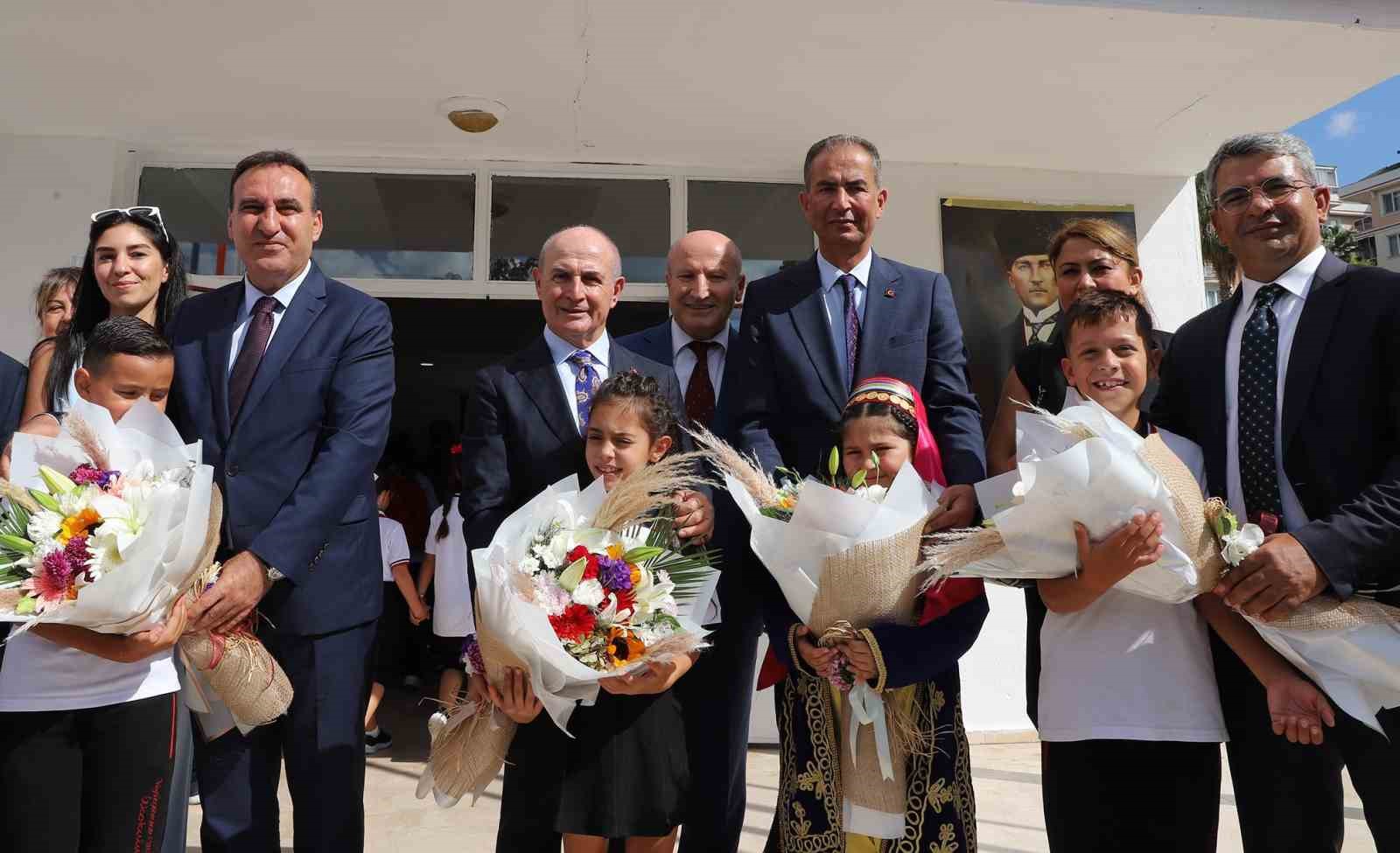 Büyükçekmece Belediye Başkanı ilk zili öğrencilerle birlikte çaldı
