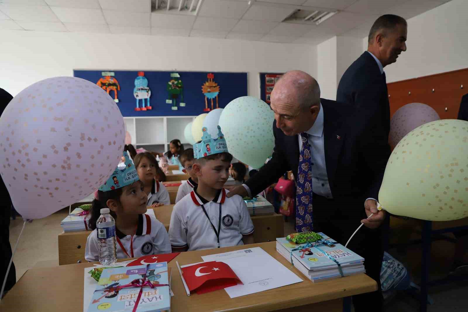 Büyükçekmece Belediye Başkanı ilk zili öğrencilerle birlikte çaldı
