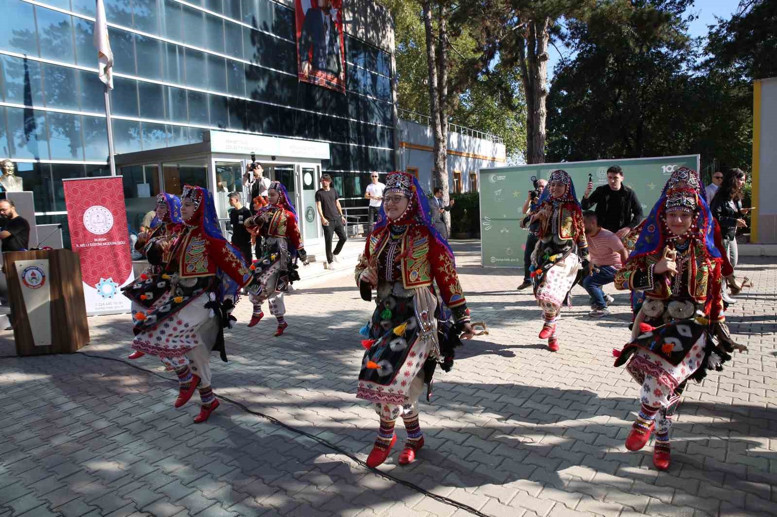 Başkan Bozbey, çocukların ilk ders zili heyecanına ortak oldu
