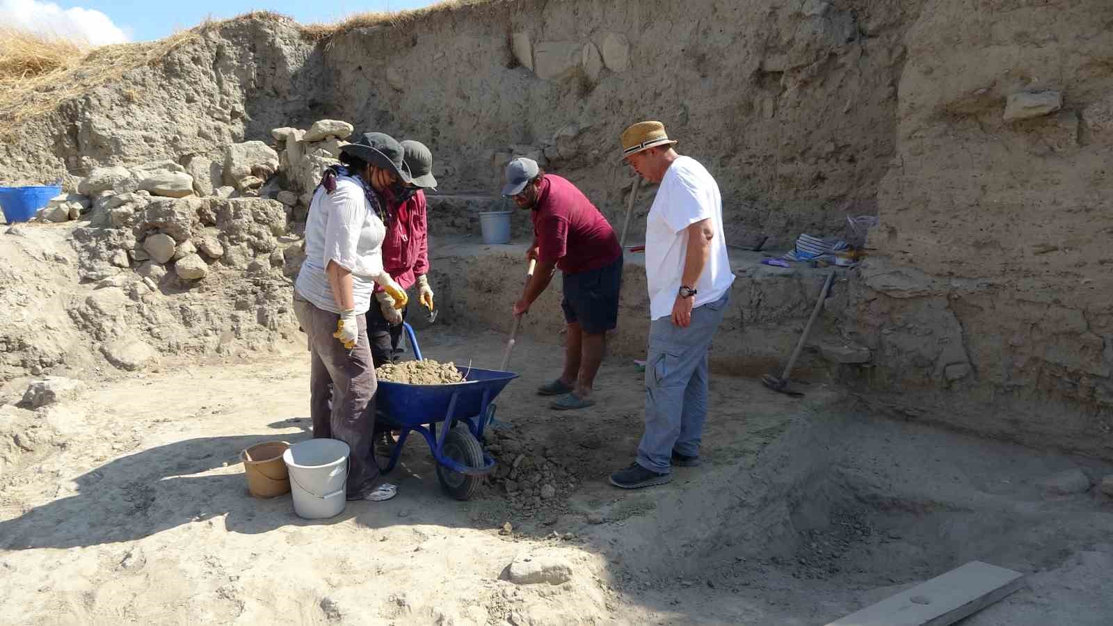 (ÖZEL) Maydos Antik Kenti’nde 4 bin yıllık silindir mühür bulundu
