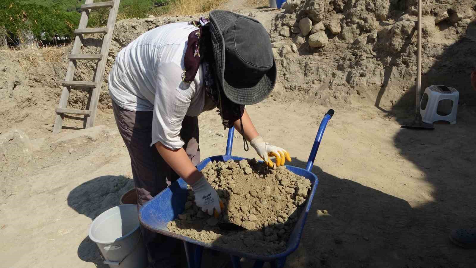 (ÖZEL) Maydos Antik Kenti’nde 4 bin yıllık silindir mühür bulundu
