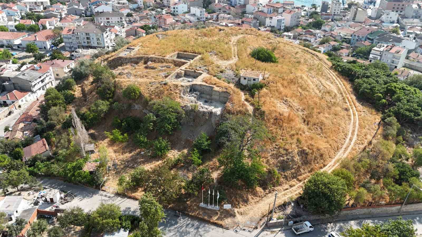 (ÖZEL) Maydos Antik Kenti’nde 4 bin yıllık silindir mühür bulundu
