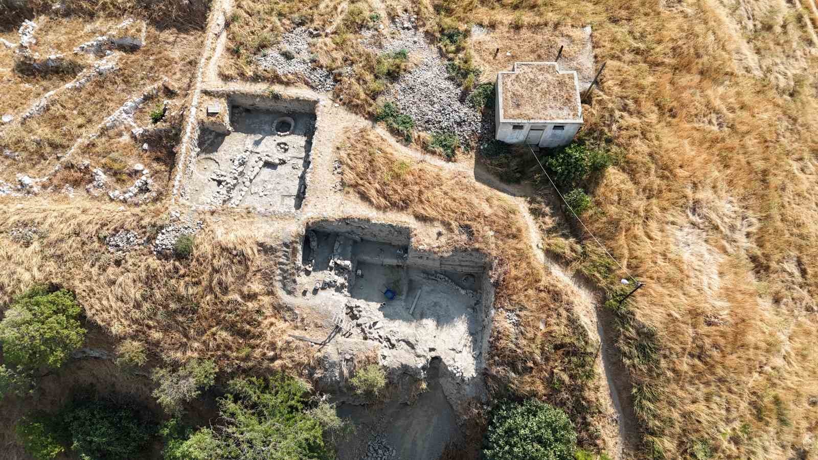 (ÖZEL) Maydos Antik Kenti’nde 4 bin yıllık silindir mühür bulundu
