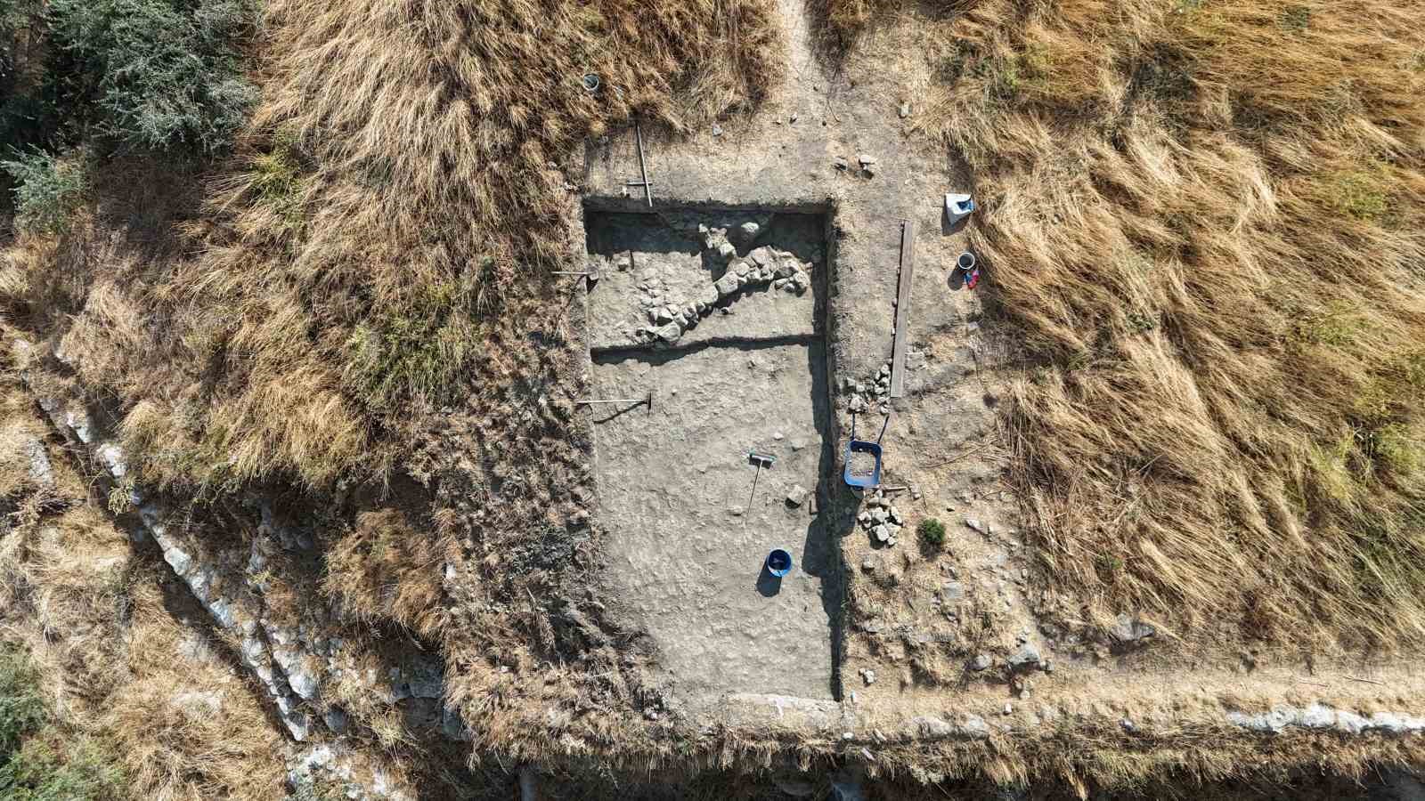 (ÖZEL) Maydos Antik Kenti’nde 4 bin yıllık silindir mühür bulundu
