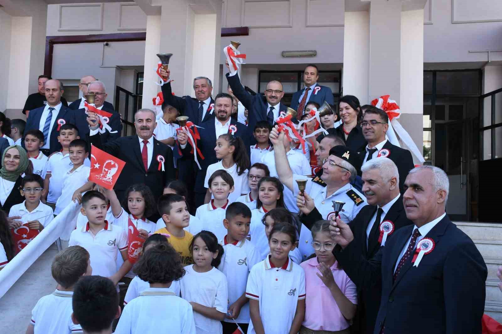 İlk derste miniklere hediyeler Balıkesir Büyükşehir’den
