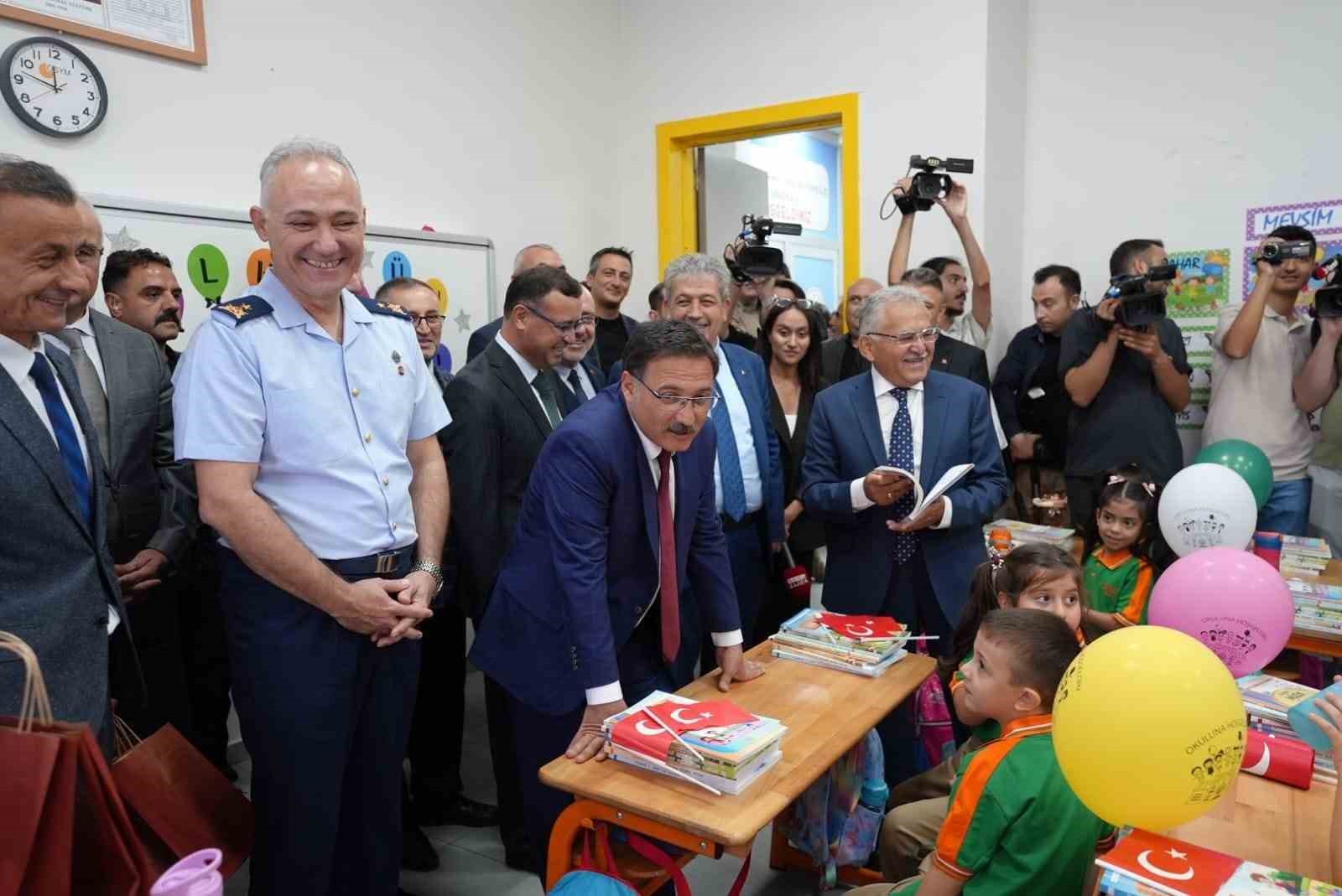 Vali Çiçek: “Evlatlarımız öğretmenlerine sadece ailelerinin değil, milletimizin emanetidir”
