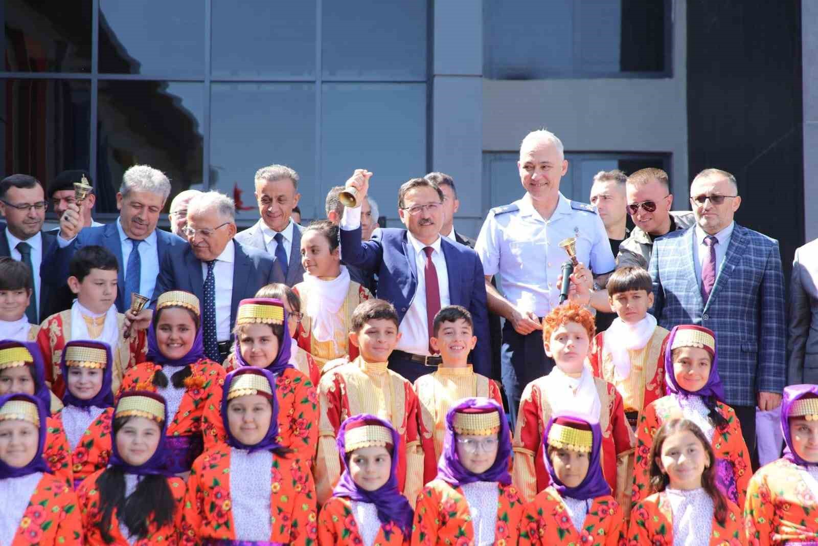 Vali Çiçek: “Evlatlarımız öğretmenlerine sadece ailelerinin değil, milletimizin emanetidir”
