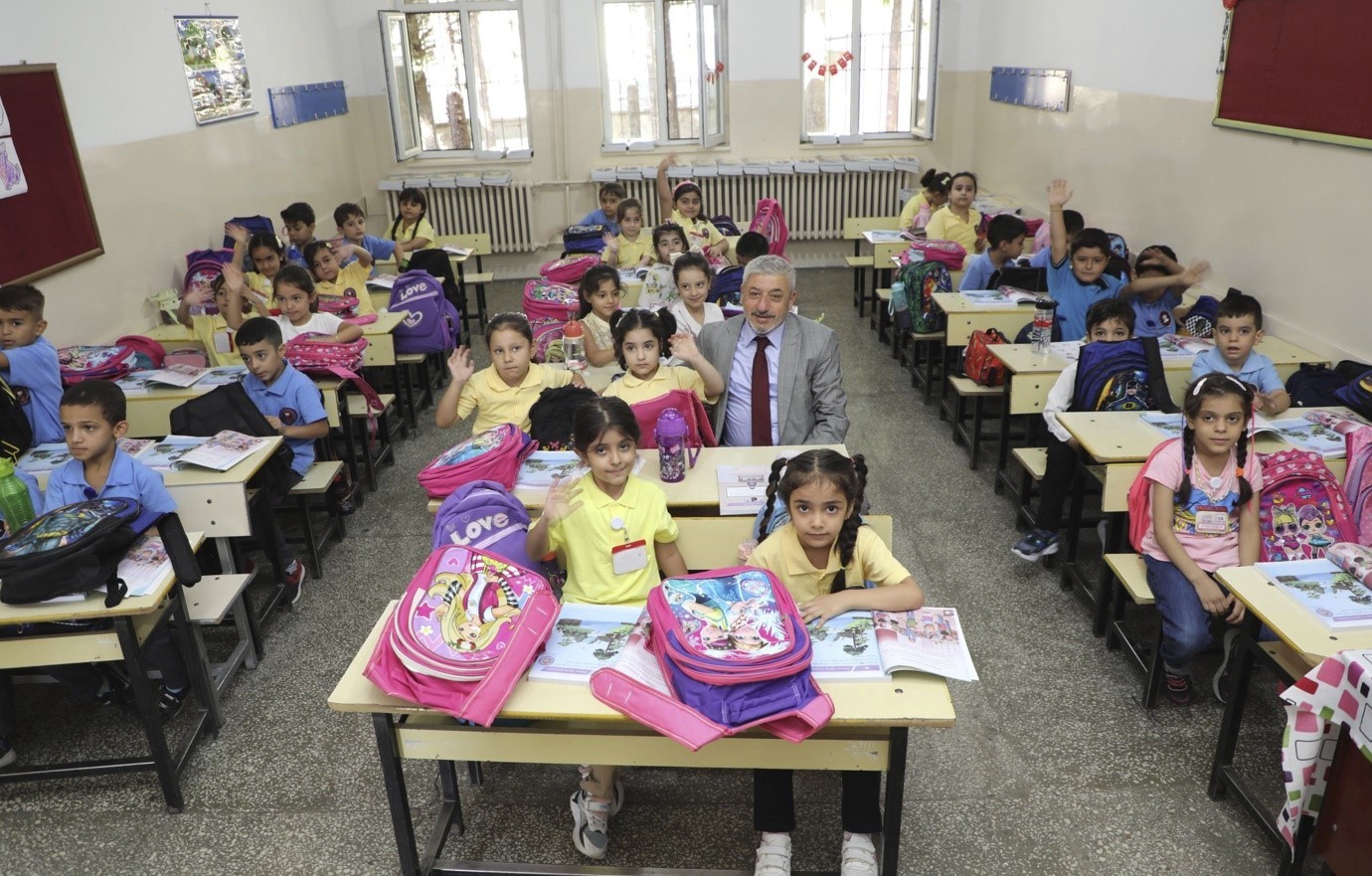 Elazığ Belediyesi’nden öğrencilere kırtasiye seti ve okul çantası desteği
