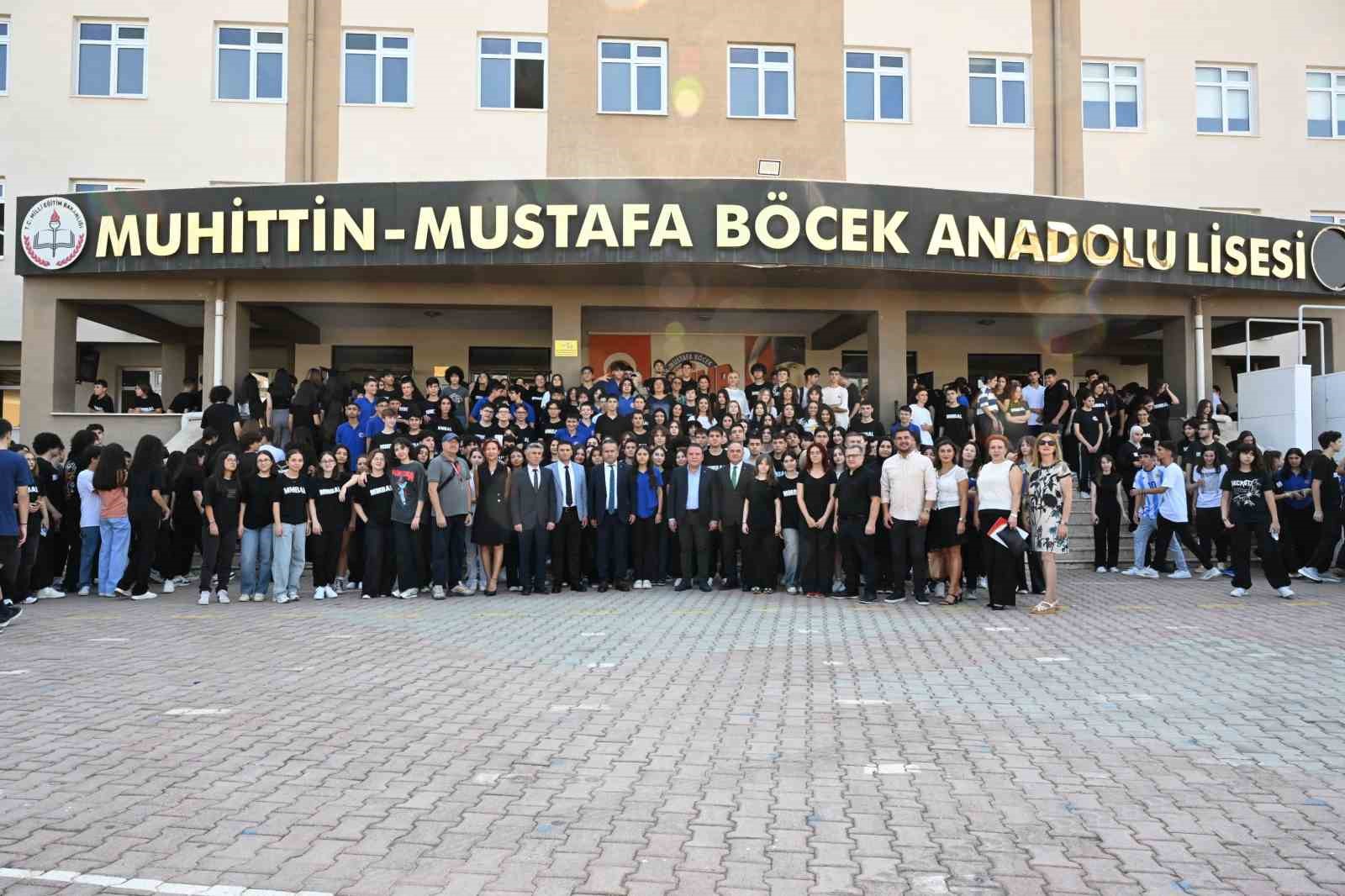 Başkan Muhittin Böcek, yeni eğitim-öğretim yılını Muhittin-Mustafa Böcek Anadolu Lisesi’nde açtı
