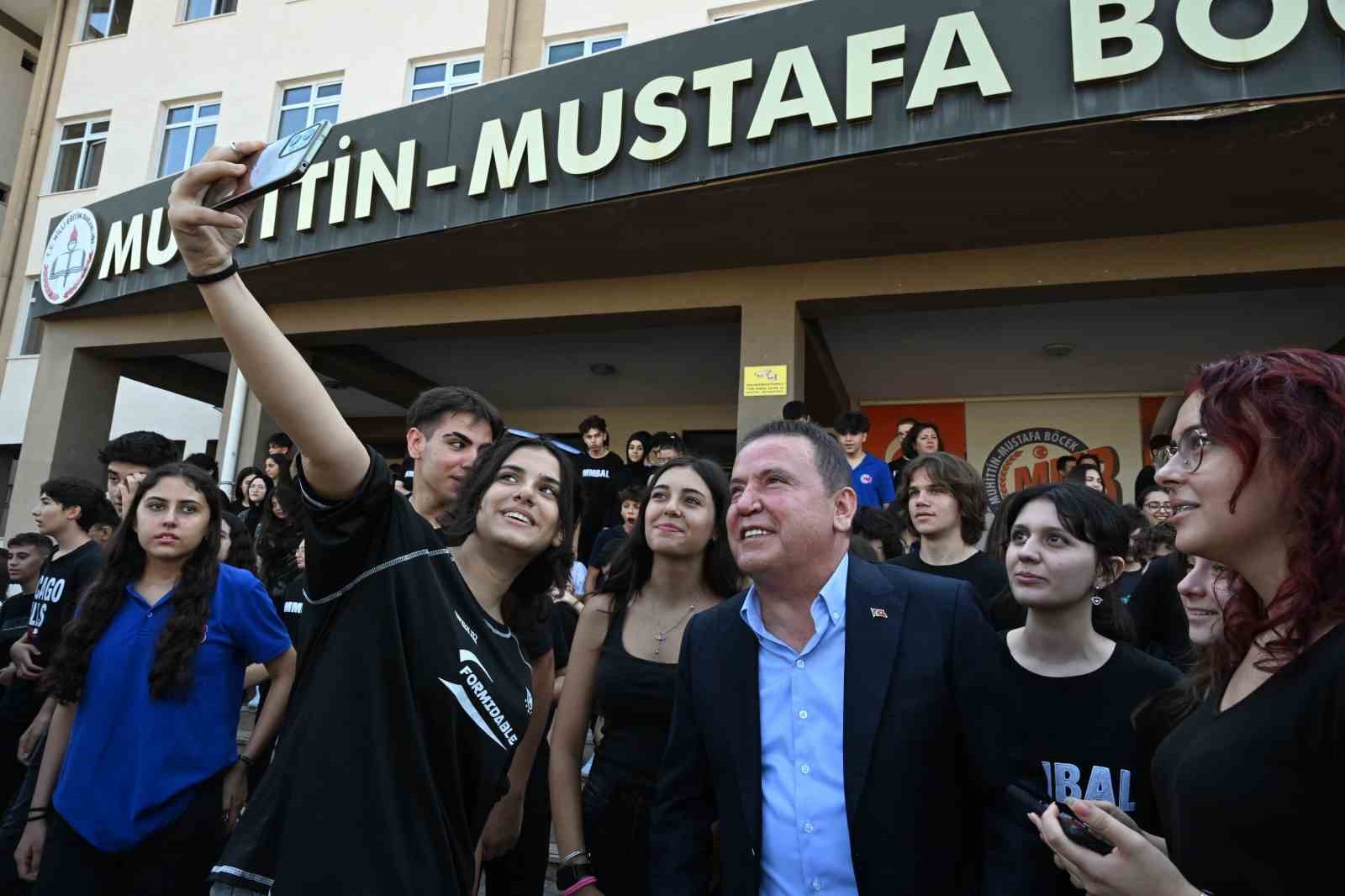 Başkan Muhittin Böcek, yeni eğitim-öğretim yılını Muhittin-Mustafa Böcek Anadolu Lisesi’nde açtı
