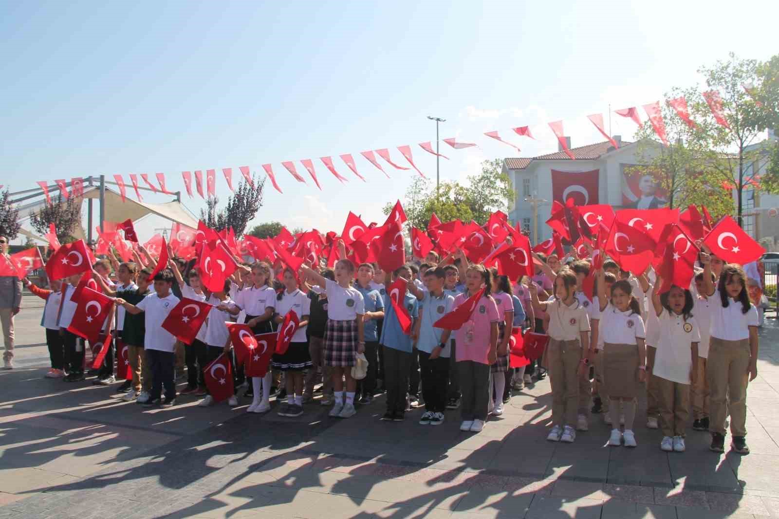 Yalova’da yeni eğitim yılının ilk ders zili törenle çaldı
