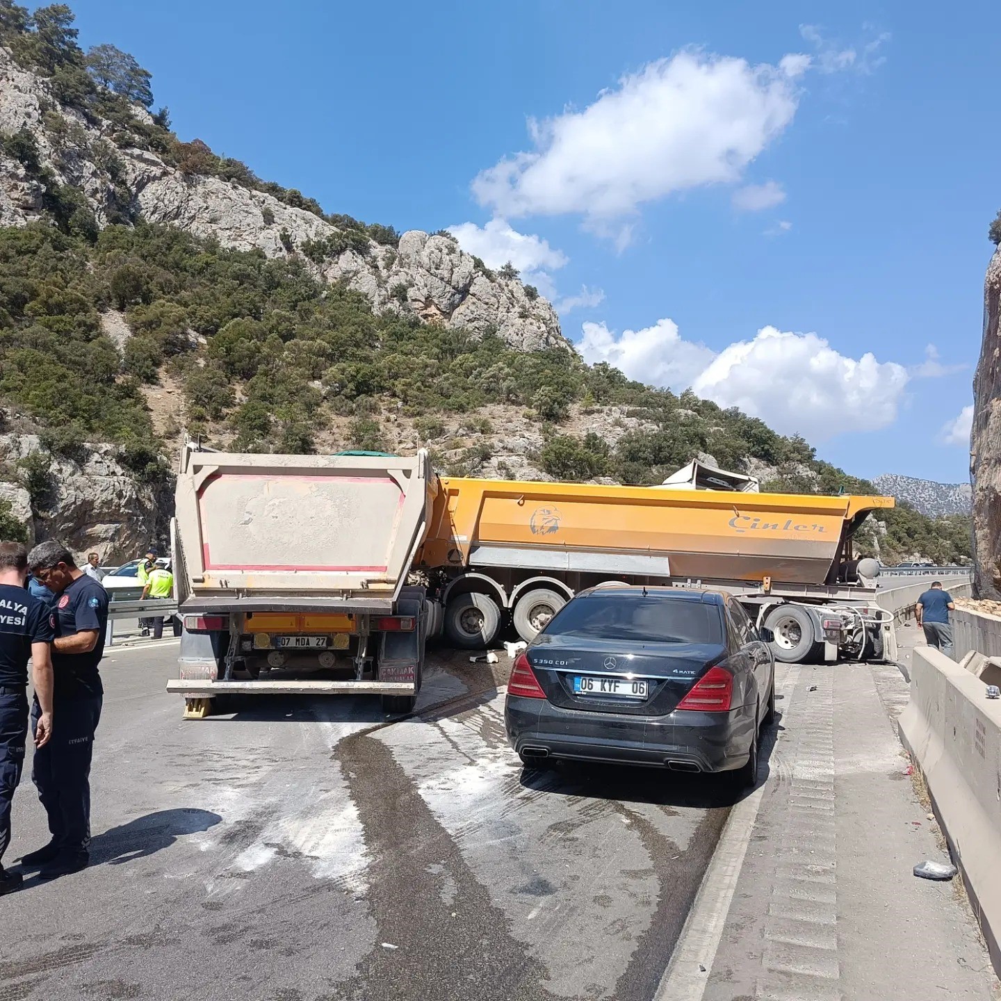 Korkuteli-Antalya karayolunda iki tır çarpıştı: 3 yaralı
