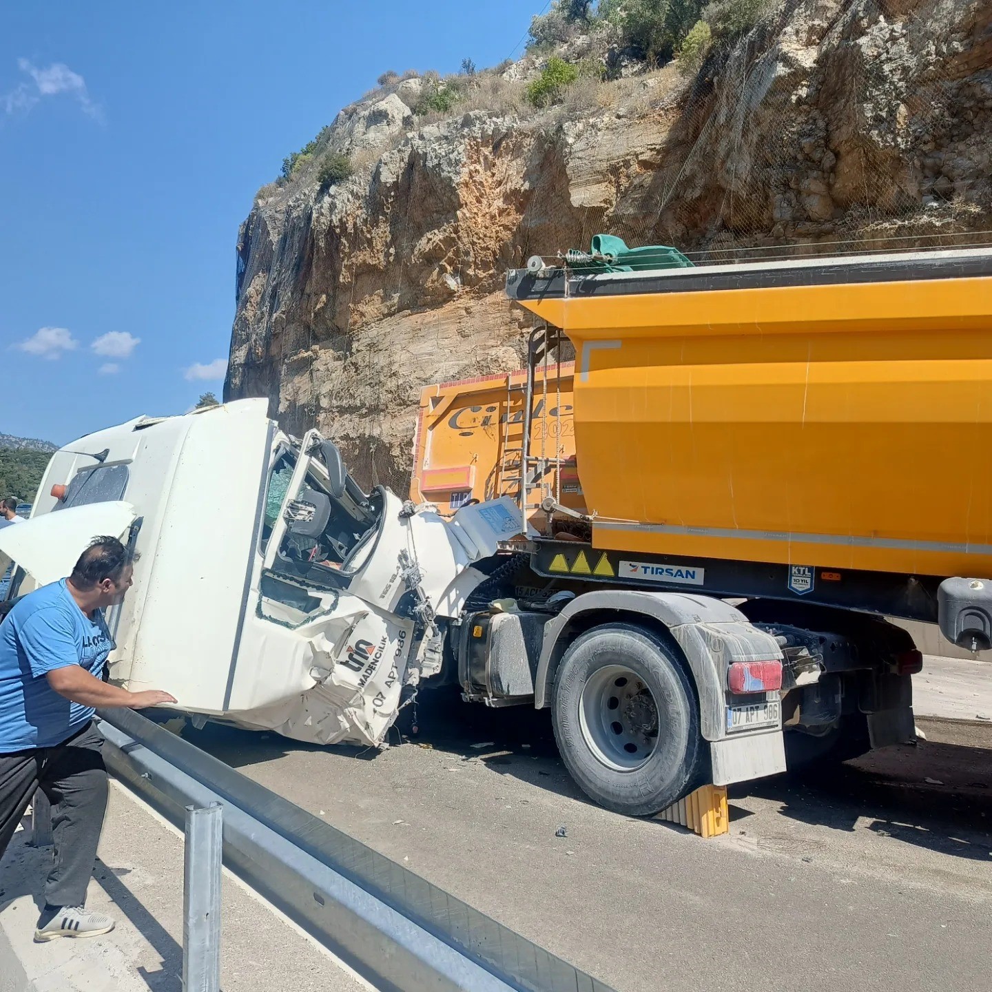 Korkuteli-Antalya karayolunda iki tır çarpıştı: 3 yaralı
