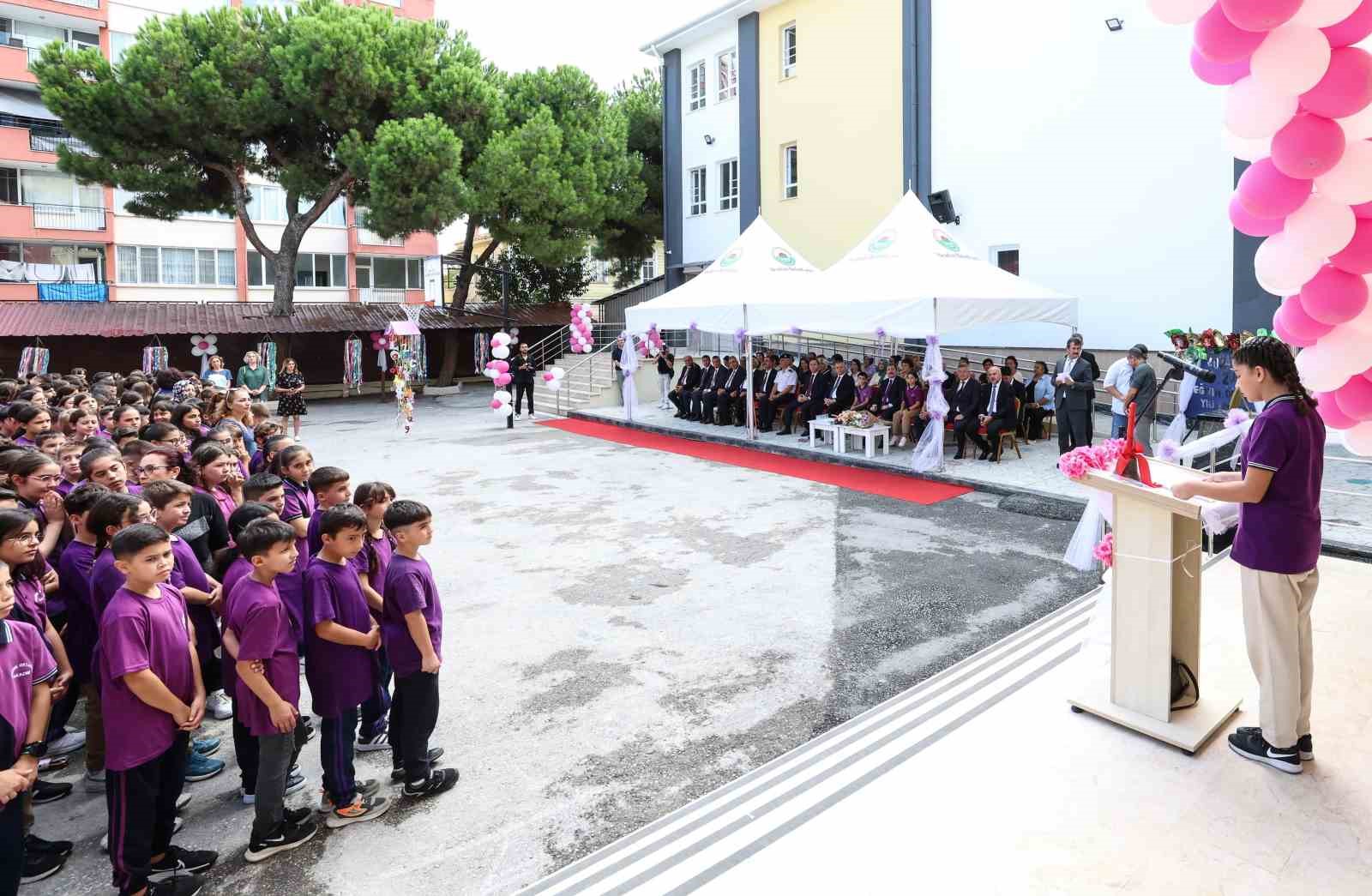 Vali Tavlı, öğrencilerin ders kitaplarının dağıttı
