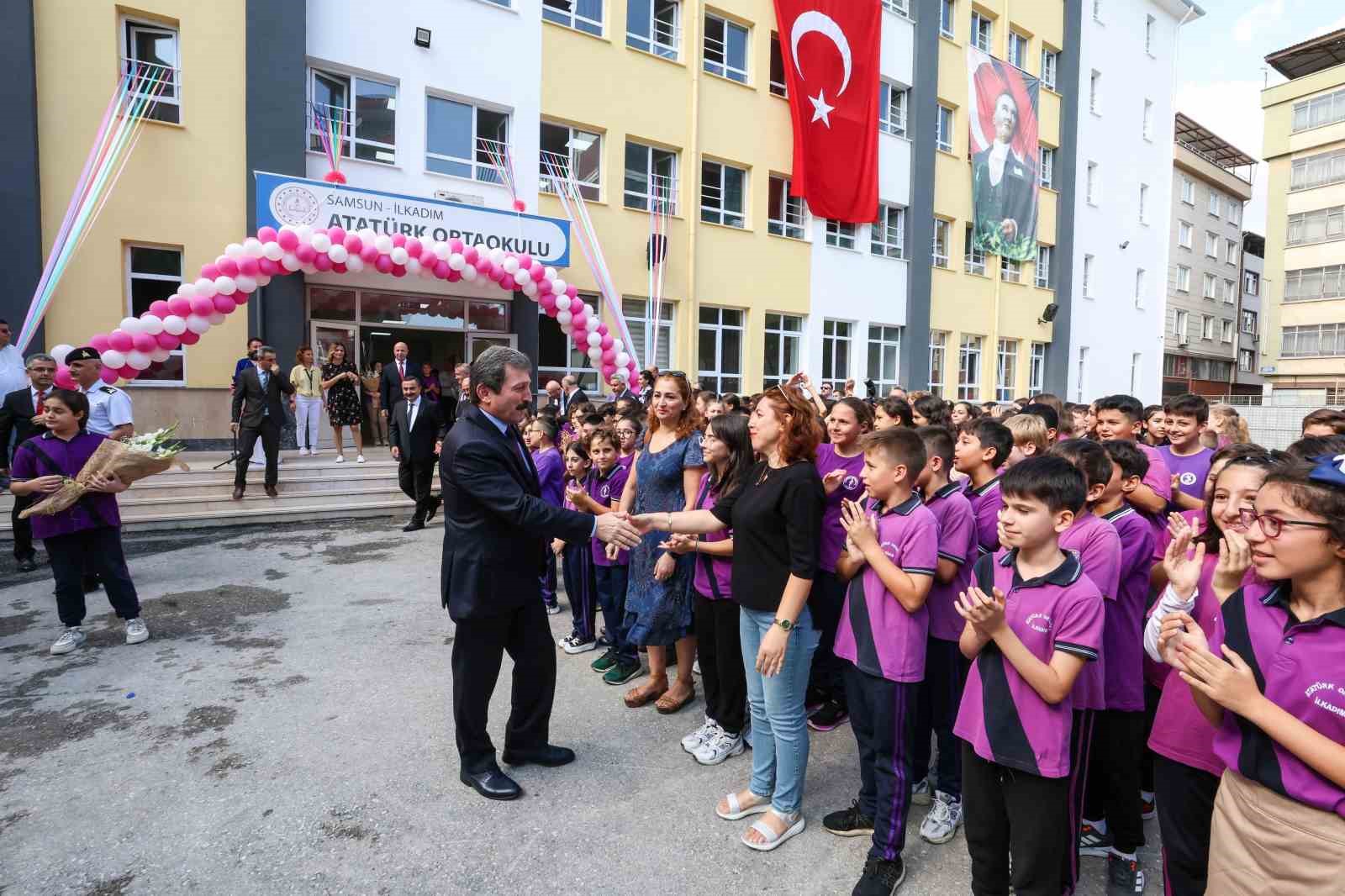 Vali Tavlı, öğrencilerin ders kitaplarının dağıttı
