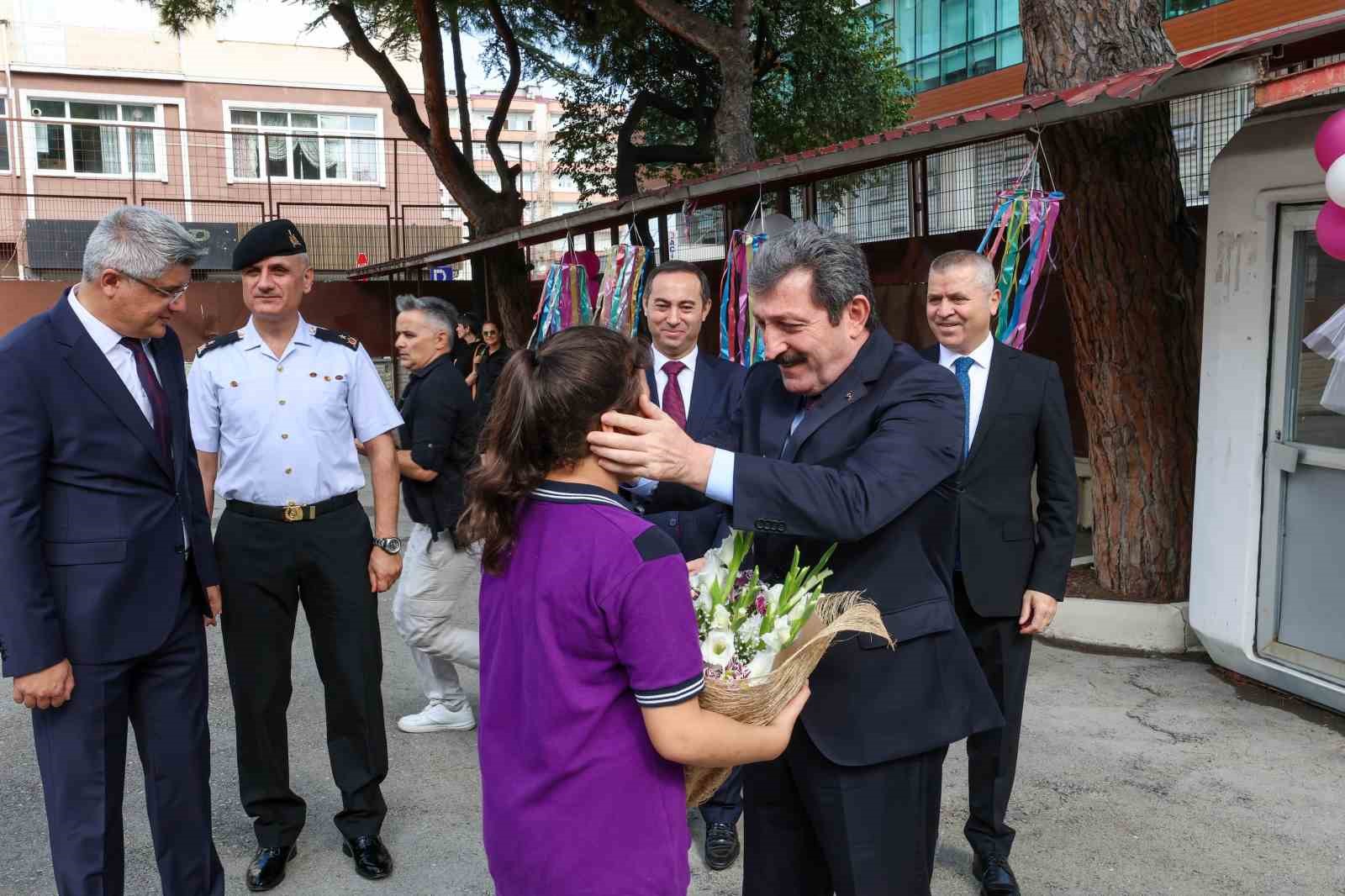 Vali Tavlı, öğrencilerin ders kitaplarının dağıttı
