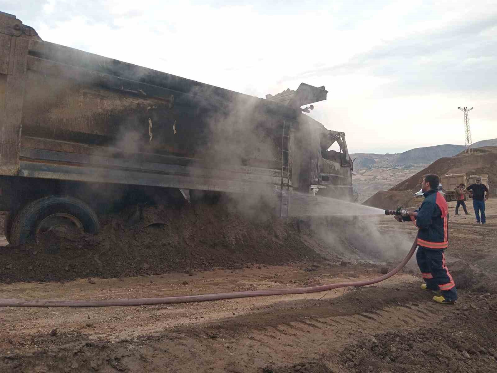 Seyir halindeki kamyon yanarak kullanılamaz hale geldi
