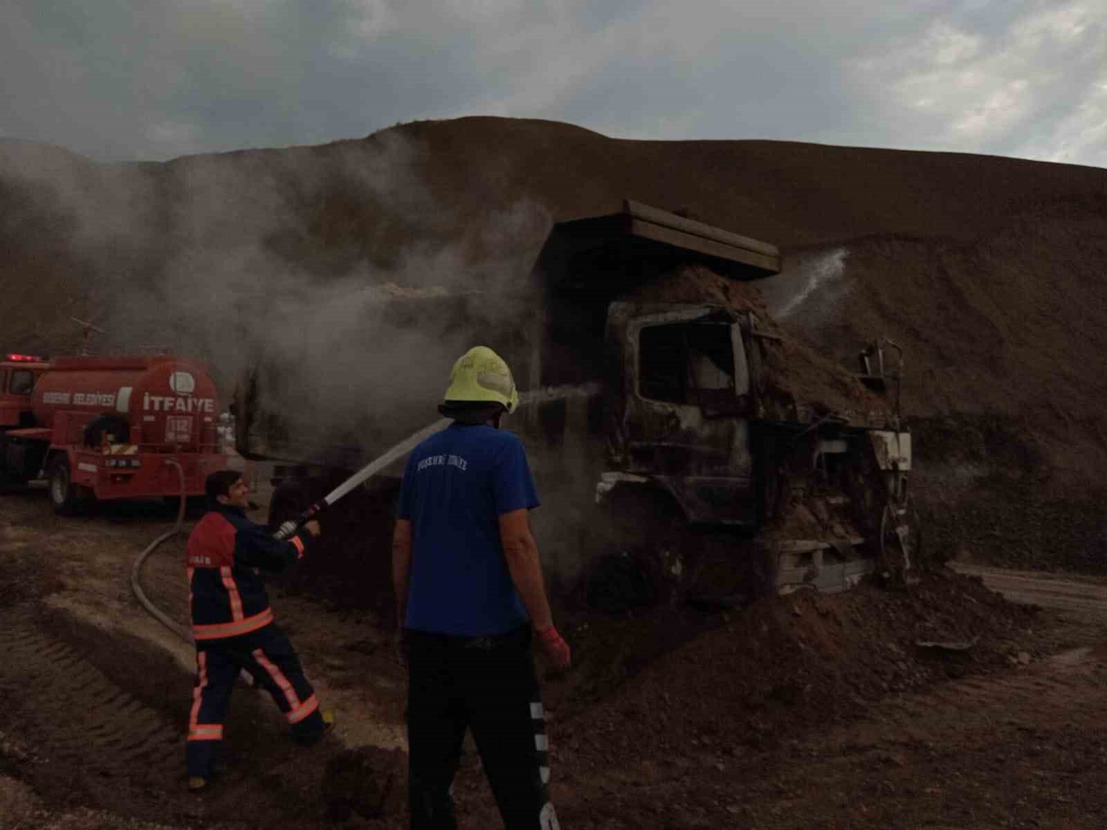 Seyir halindeki kamyon yanarak kullanılamaz hale geldi
