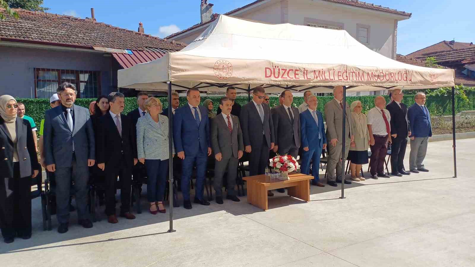 Yeni eğitim yılına açılan okullarında girdiler
