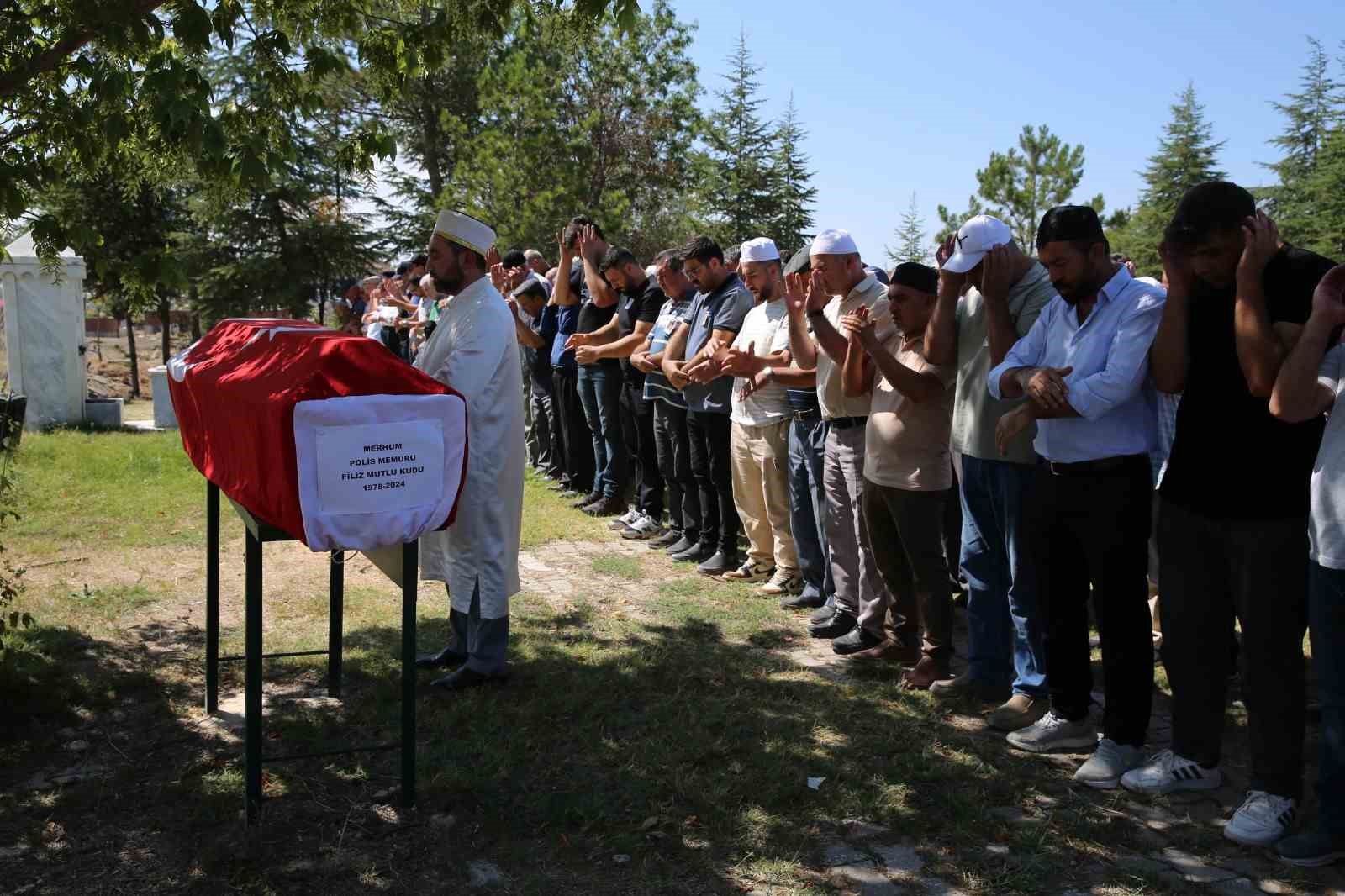 Trafik kazasında hayatını kaybeden polis memuru son yolculuğuna uğurlandı
