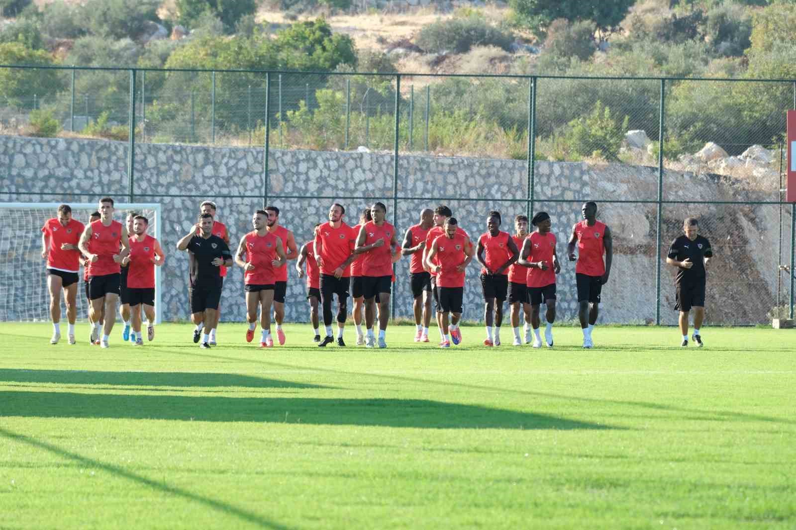 Hatayspor, Teknik Direktör Rıza Çalımbay yönetiminde ilk antrenmanını gerçekleştirdi
