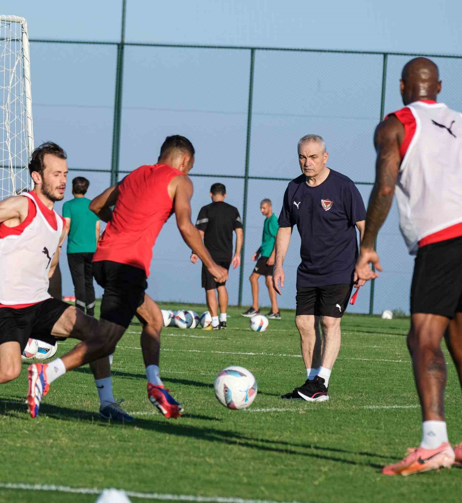 Hatayspor, Teknik Direktör Rıza Çalımbay yönetiminde ilk antrenmanını gerçekleştirdi
