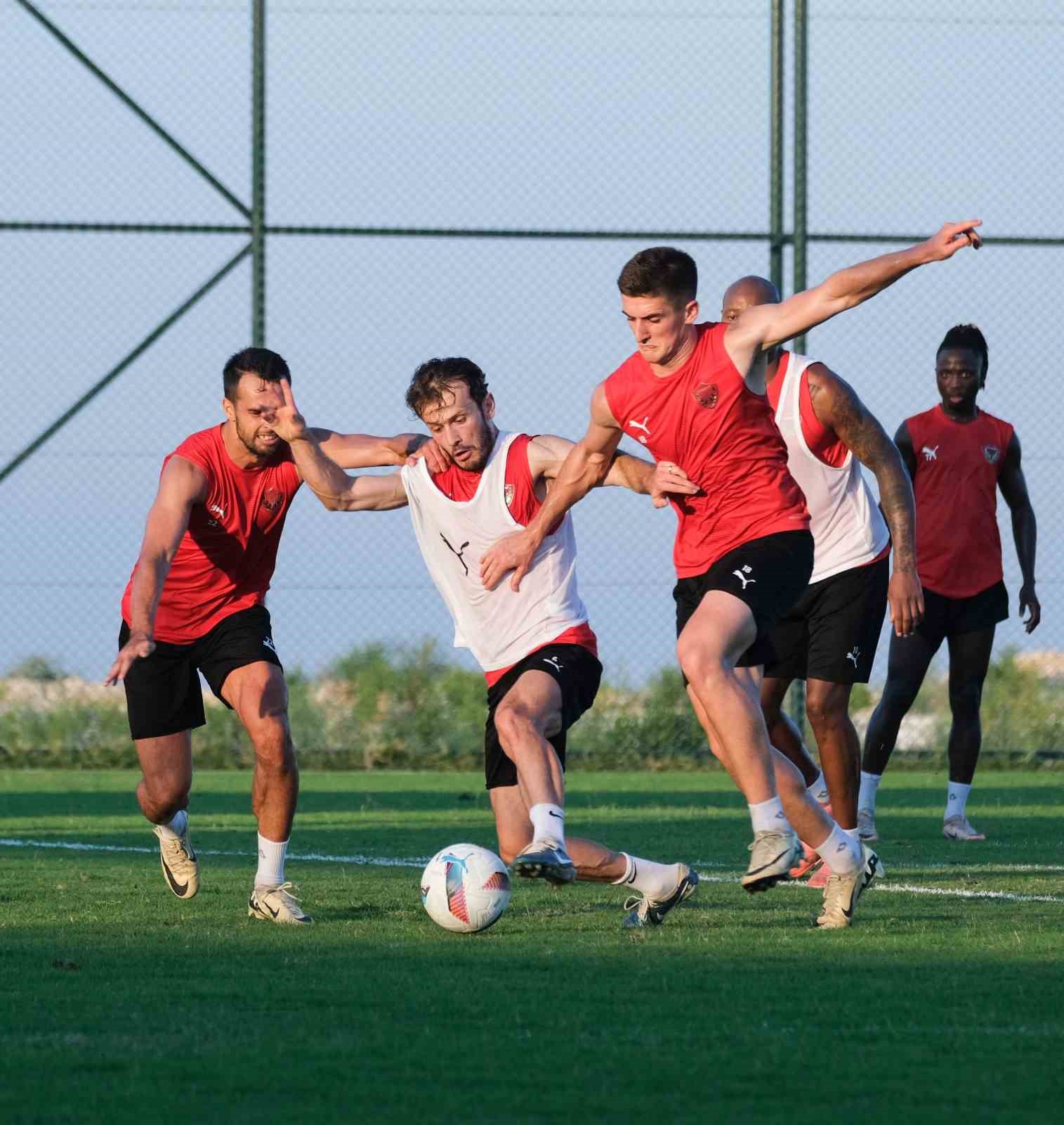 Hatayspor, Teknik Direktör Rıza Çalımbay yönetiminde ilk antrenmanını gerçekleştirdi
