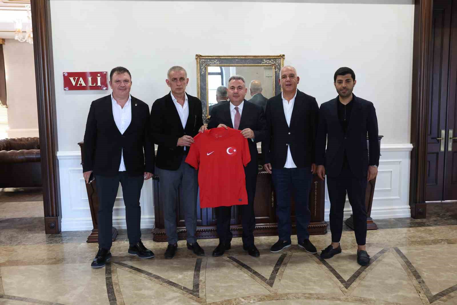 TFF Başkanı Hacıosmanoğlu’dan İzmir Valisi Elban ve İZVAK’a ziyaret
