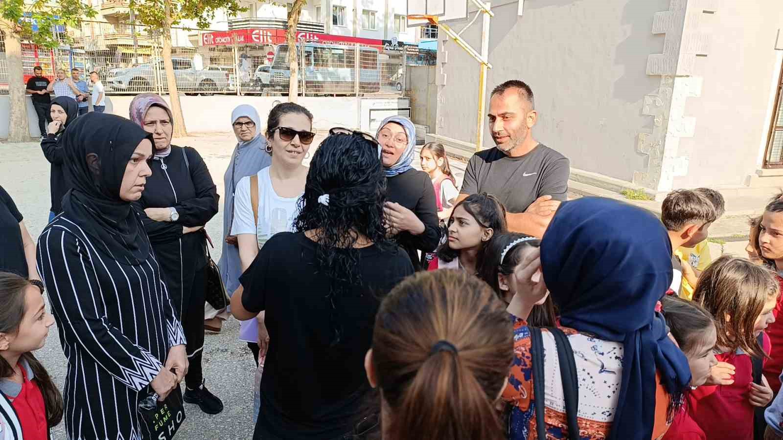 Amasya’da öğretmenleri değişen öğrenciler ve velilerinden okul bahçesinde protesto
