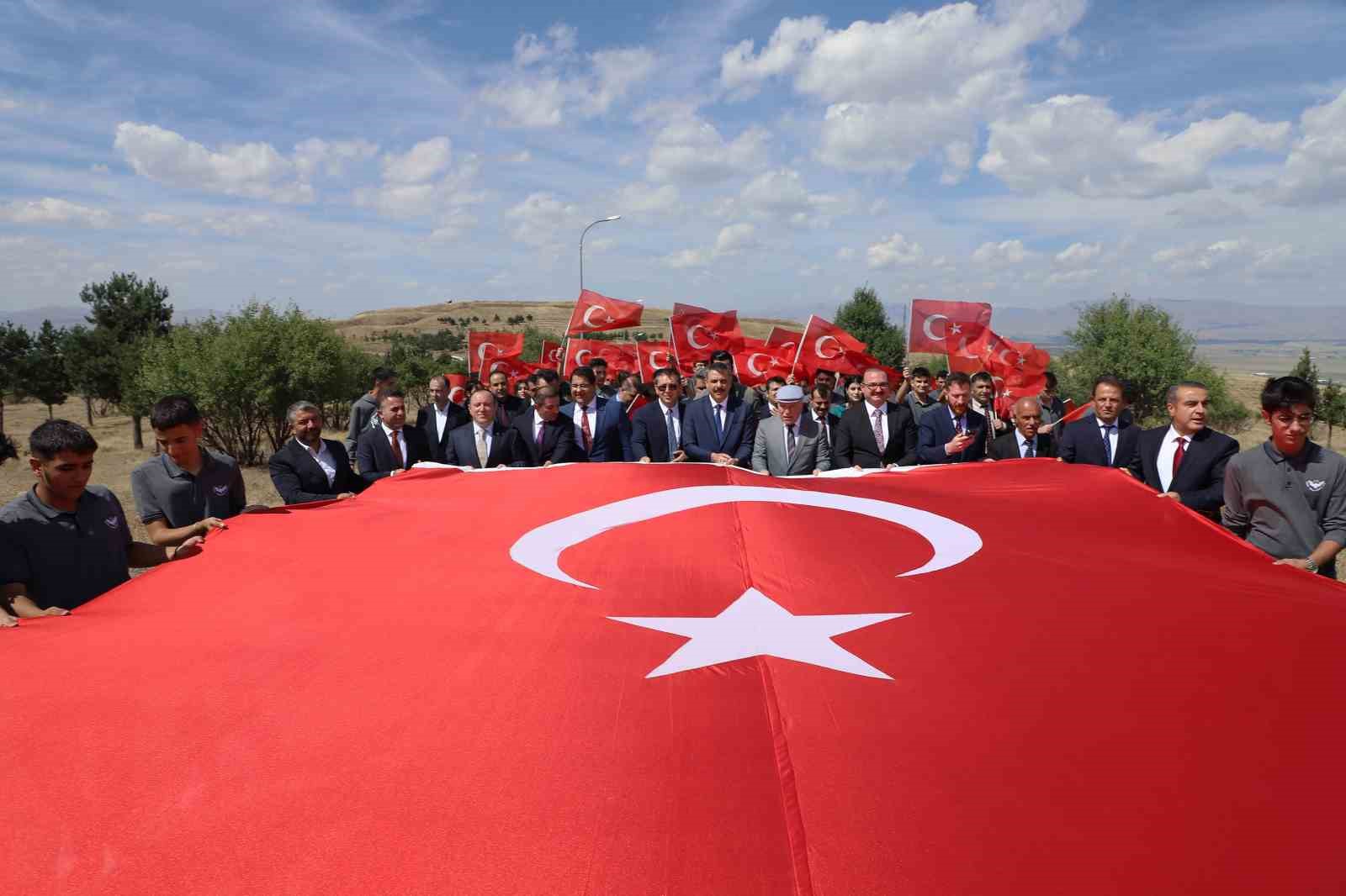 “Aşk-ı Vatan” ile okulla tanıştılar
