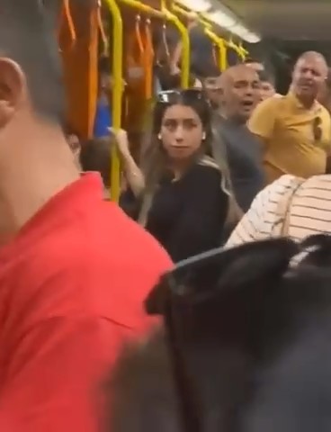 Metroda yer verme kavgası kamerada
