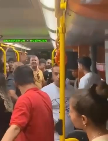 Metroda yer verme kavgası kamerada
