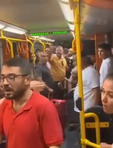 Metroda yer verme kavgası kamerada
