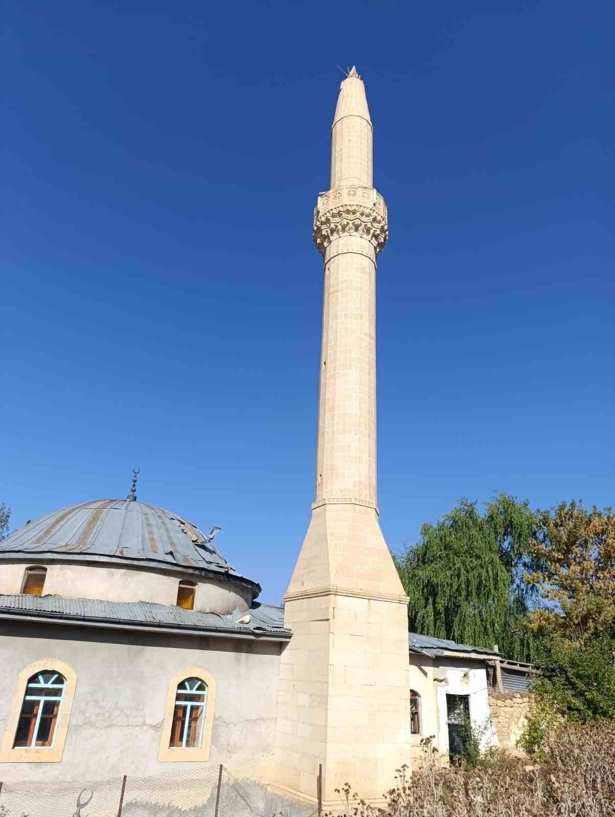 Bayburt’ta Bayırtepe köyü cami minaresine yıldırım düştü
