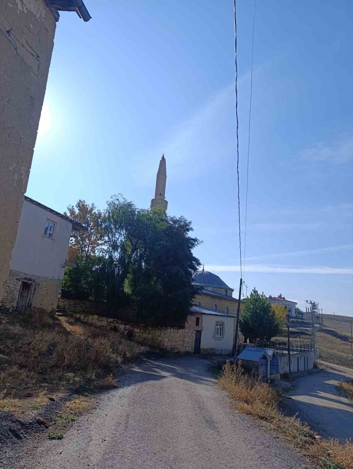 Bayburt’ta Bayırtepe köyü cami minaresine yıldırım düştü
