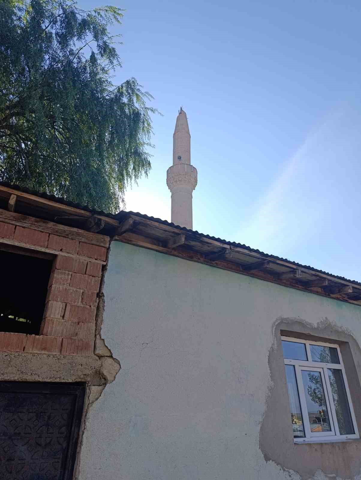 Bayburt’ta Bayırtepe köyü cami minaresine yıldırım düştü
