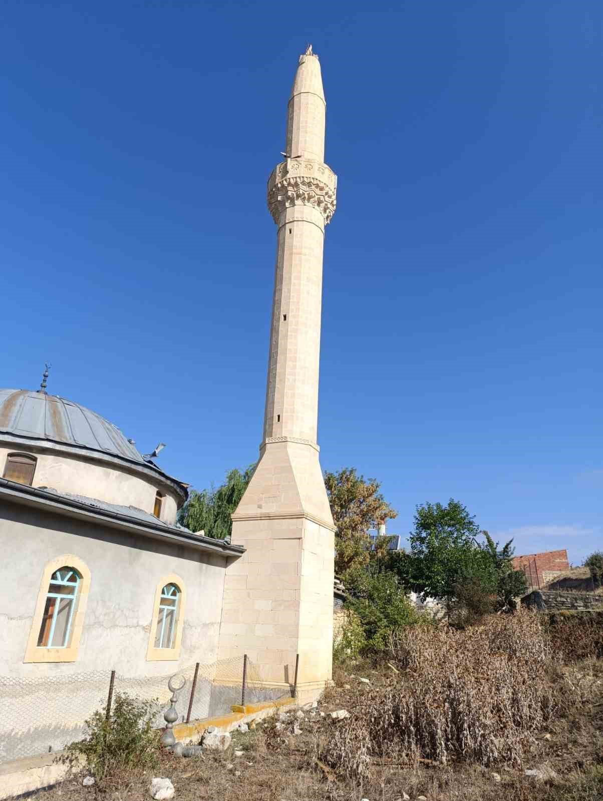 Bayburt’ta Bayırtepe köyü cami minaresine yıldırım düştü
