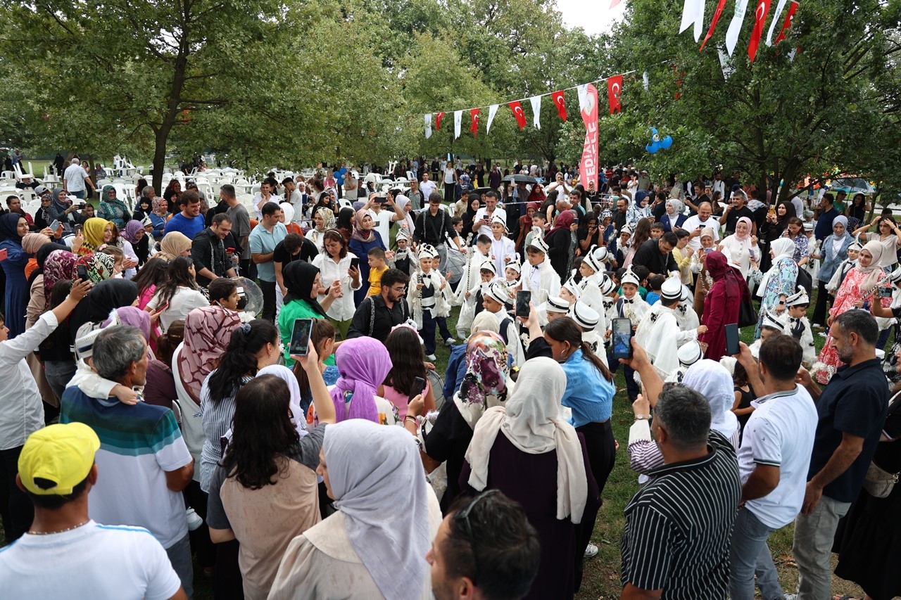 302 çocuk sünnet oldu
