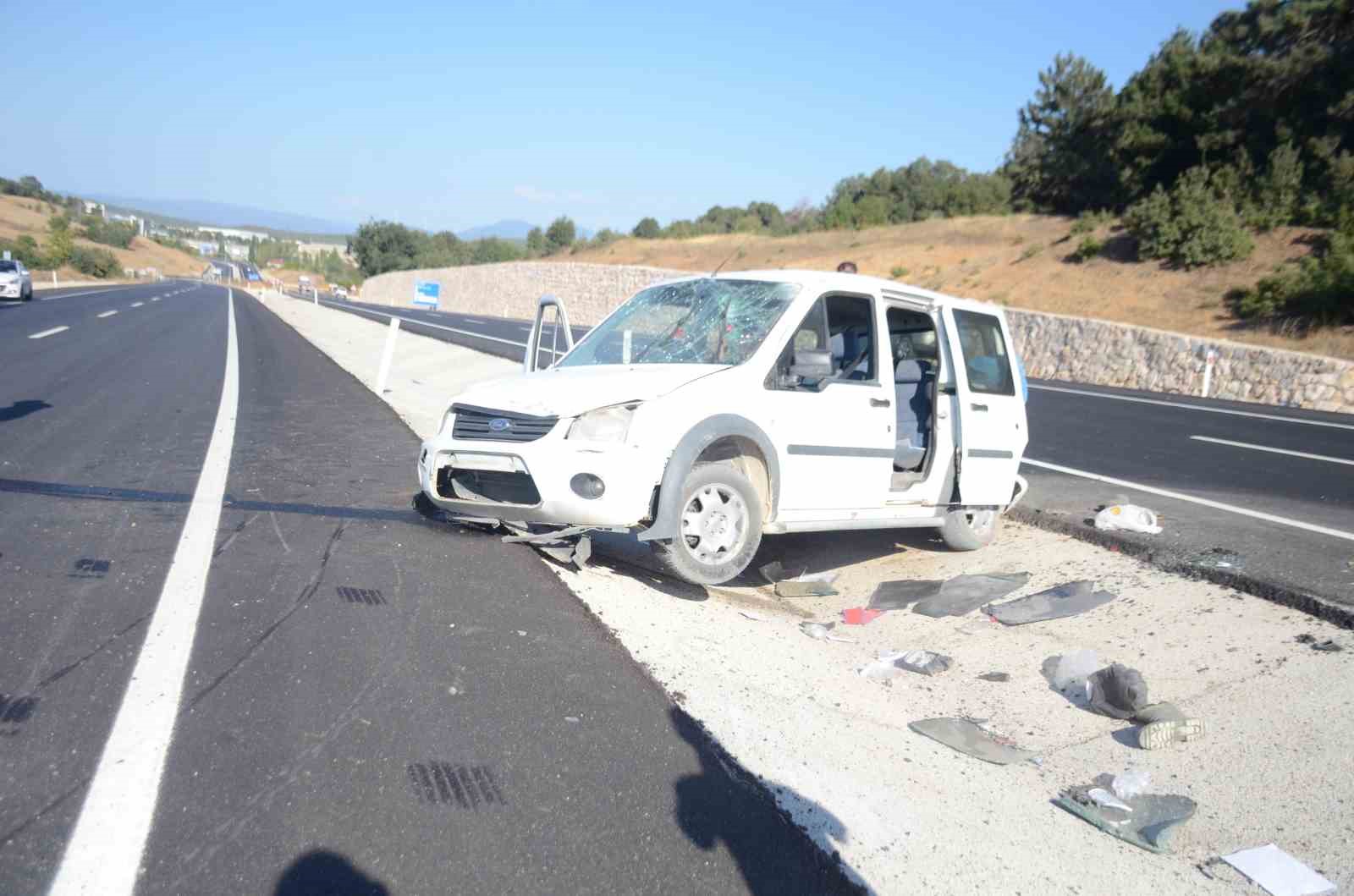 Seyir halinde lastiği patlayan araçta bulunan 4 kişi yaralandı
