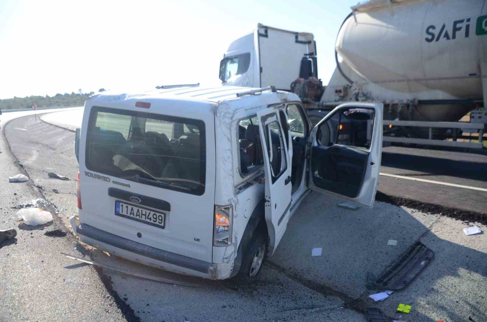 Seyir halinde lastiği patlayan araçta bulunan 4 kişi yaralandı
