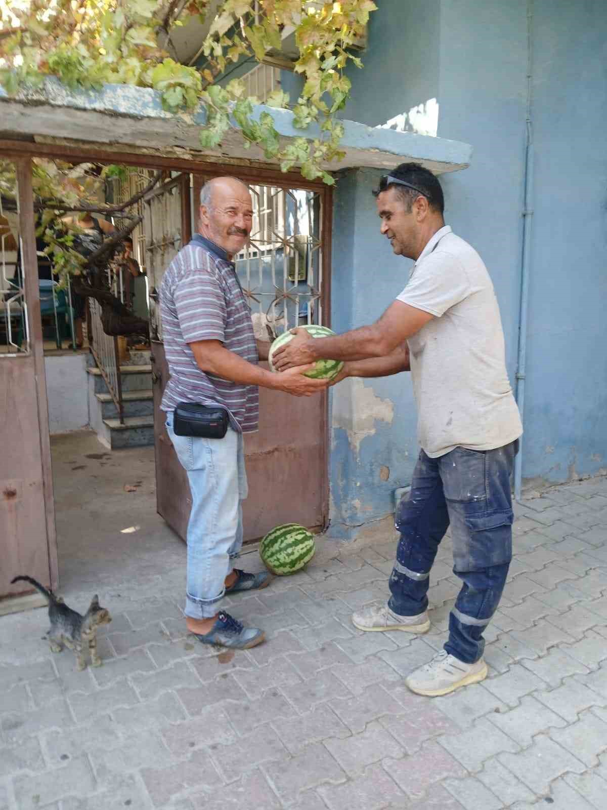 Germencik Belediyesi, vatandaşlara 2 kamyon karpuz dağıttı
