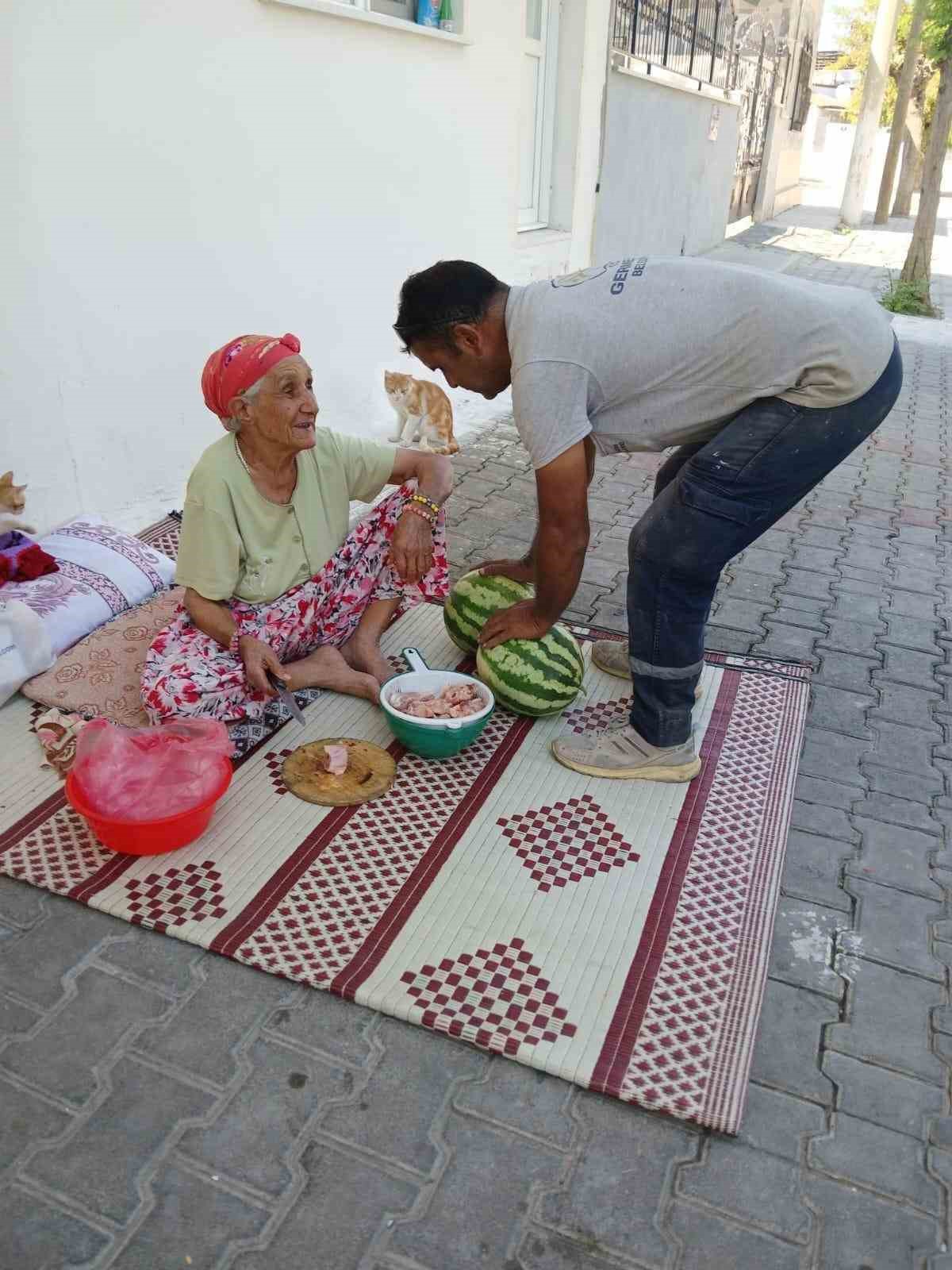 Germencik Belediyesi, vatandaşlara 2 kamyon karpuz dağıttı
