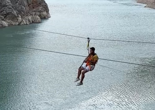 Fırat Nehri’nin muhteşem manzarası eşliğinde zipline yaparak klarnet çaldı
