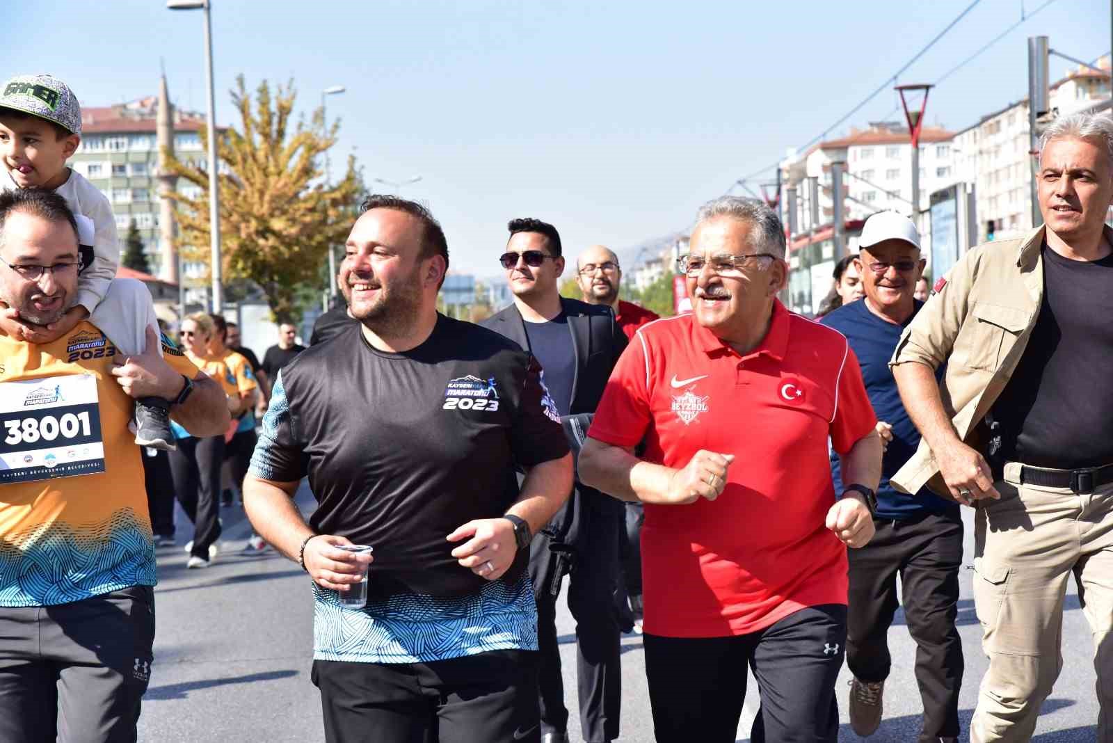 Büyükşehir’in 4. Uluslararası Yarı Maratonu’ndaki halk koşusunda hediye yağmuru
