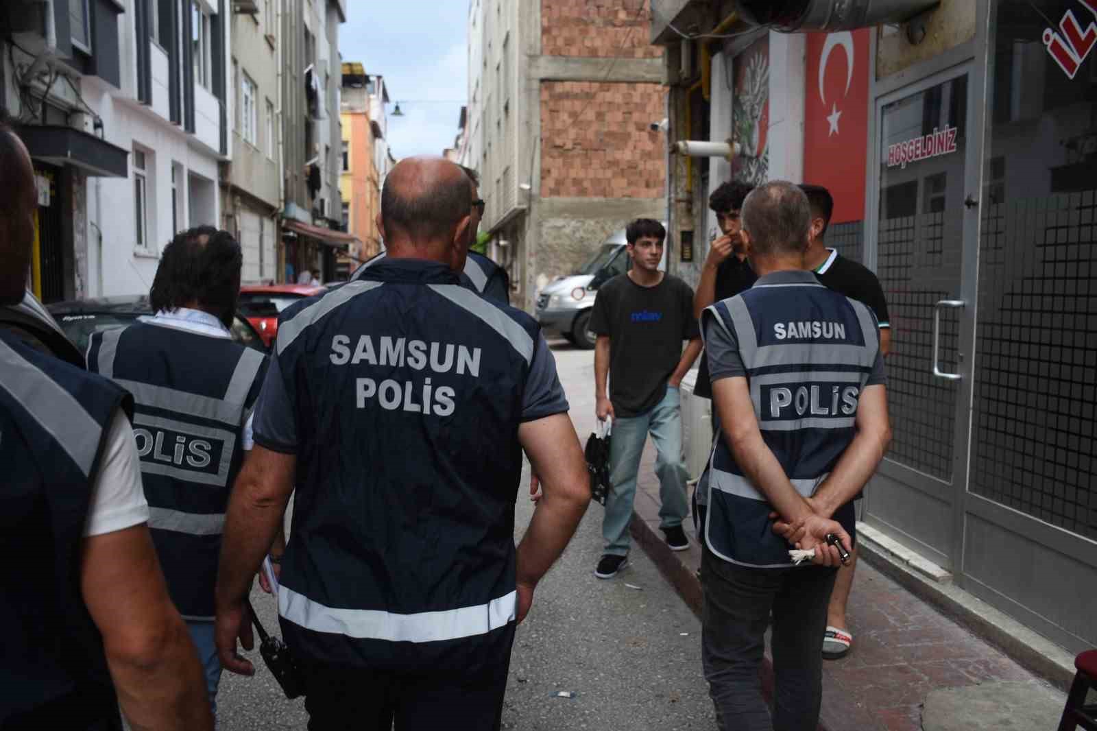 Samsun’da polis okul önlerinde denetimlerini arttırdı
